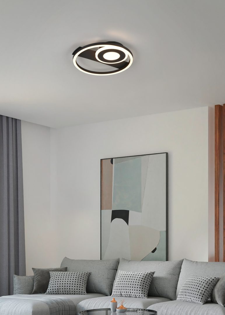 Czarna lampa sufitowa Horus z trzema źródłami LED o mocy 22W, montowana na suficie. Okrągła forma z wykończeniem w stylu minimalistycznym, z centralnym źródłem światła otoczonym przez dwa pierścienie.