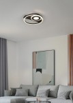 Czarna lampa sufitowa Horus z trzema źródłami LED o mocy 22W, montowana na suficie. Okrągła forma z wykończeniem w stylu minimalistycznym, z centralnym źródłem światła otoczonym przez dwa pierścienie.
