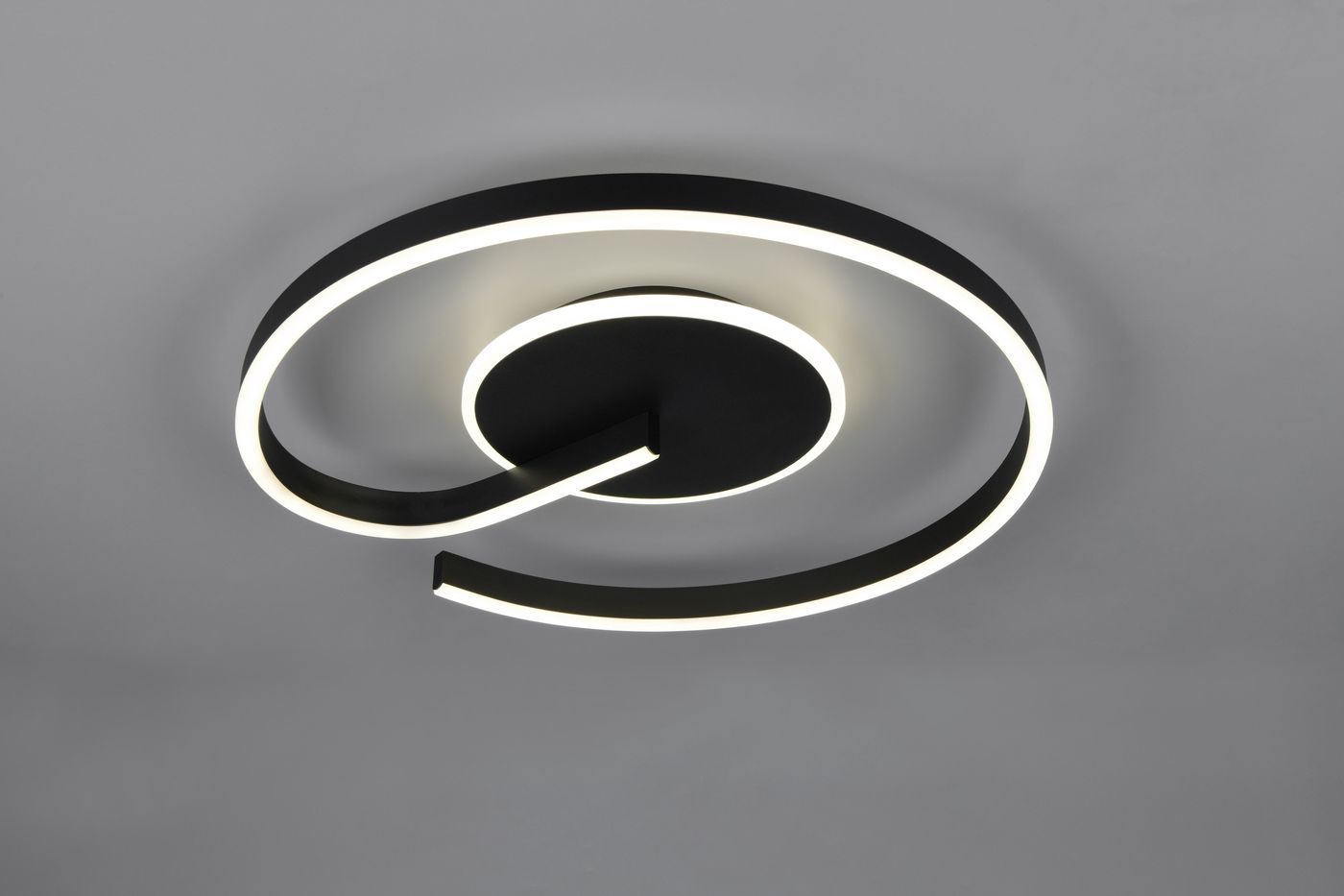 Czarna lampa sufitowa Calle z dwoma źródłami LED 21W CCT, o nowoczesnym, spiralnym kształcie. Widoczny okrągły panel w centralnej części oraz dwa zakrzywione elementy świetlne, umieszczone na szarym tle.