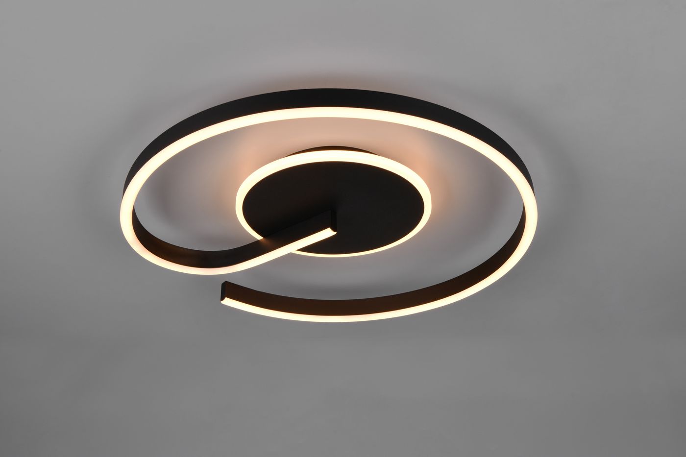 Calle lampa sufitowa w kolorze czarnym, z dwoma źródłami światła LED o mocy 21W. Okrągła, nowoczesna konstrukcja z delikatnymi, podświetlonymi liniami, zamontowana na suficie. Ujęcie z dołu, ukazujące detale i kształt lampy.