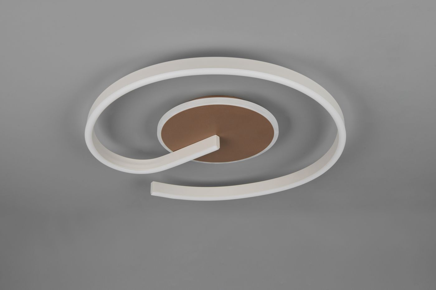 Lampa sufitowa Calle 2xLED 21W CCT w kawowym kolorze z białymi, okrągłymi elementami. Montaż na suficie, widok z dołu, prezentujący unikalny, spiralny kształt oraz okrągłą, brązową podstawę.