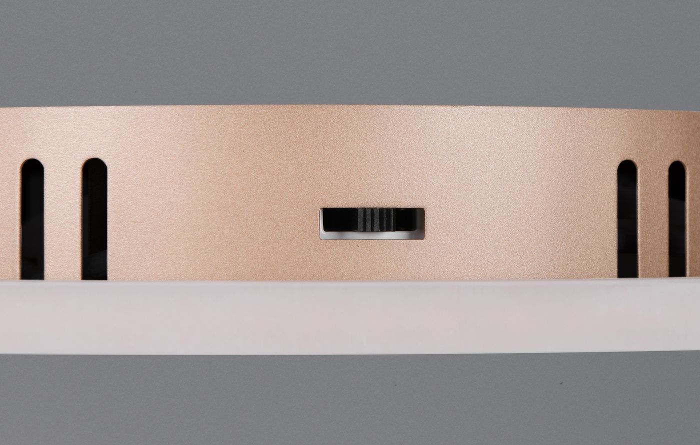 Lampa sufitowa Calle 2xLED 21W w kolorze kawowym, z metalowym kloszem z perforacjami. Widoczna jest regulacja natężenia światła oraz gładka, matowa powierzchnia. Ujęcie w zbliżeniu na detal klosza, z tłem w odcieniu szarości.