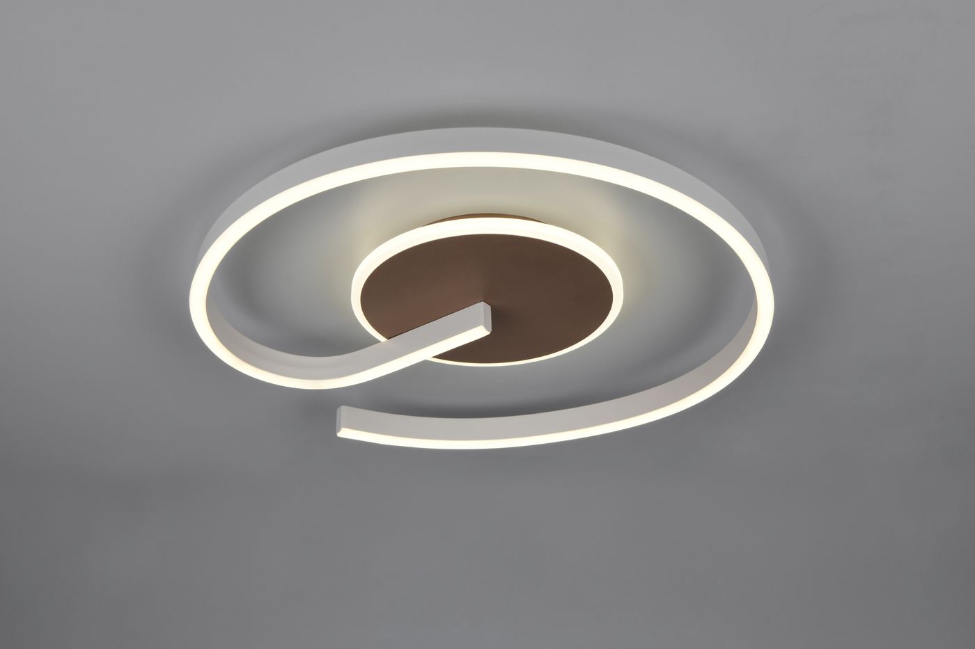 Lampa sufitowa Calle z dwoma źródłami LED 21W w kolorze kawowym. Okrągła podstawa z brązowym wykończeniem, otoczona białymi, podświetlanymi paskami w kształcie fal. Zawieszona na gładkim, jasnym tle.
