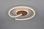 Lampa sufitowa Calle z dwoma źródłami LED 21W w kolorze kawowym. Posiada okrągłą, minimalistyczną konstrukcję z podwójnymi, zakrzywionymi ramionami w białym kolorze, umieszczona na okrągłej, ciemnej podstawie. Ujęcie z góry.