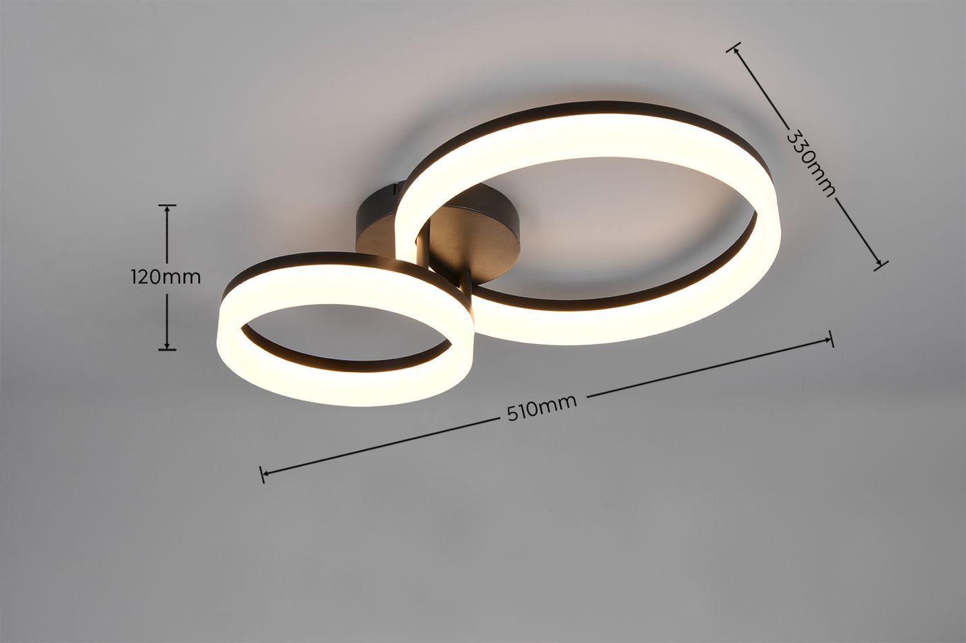Czarna lampa sufitowa Scope z dwoma okrągłymi kloszami LED o mocy 22W i temperaturze barwowej 3000K. Wymiary: 510mm szerokości, 330mm wysokości, 120mm głębokości. Zainstalowana na suficie, z delikatnym podświetleniem.