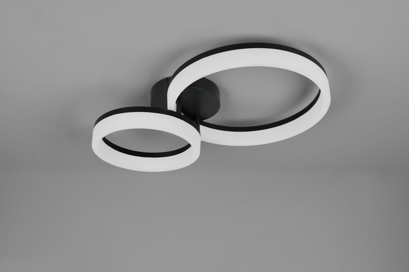 Czarna lampa sufitowa Scope z dwiema okrągłymi oprawami LED o mocy 22W, barwie światła 3000K. Produkt zamontowany na suficie, z widocznymi białymi, matowymi kloszami otoczonymi czarnym wykończeniem.