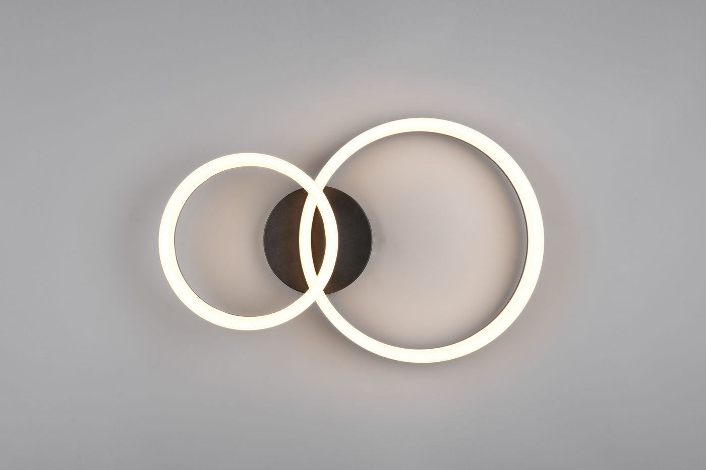 Lampa sufitowa Scope z dwoma okręgami LED o mocy 22W i temperaturze barwowej 3000K. Czarna oprawa z metalowym mocowaniem, minimalistyczny design, montaż na suficie. Dwa okręgi emitujące ciepłe światło, w układzie nachodzącym na siebie.