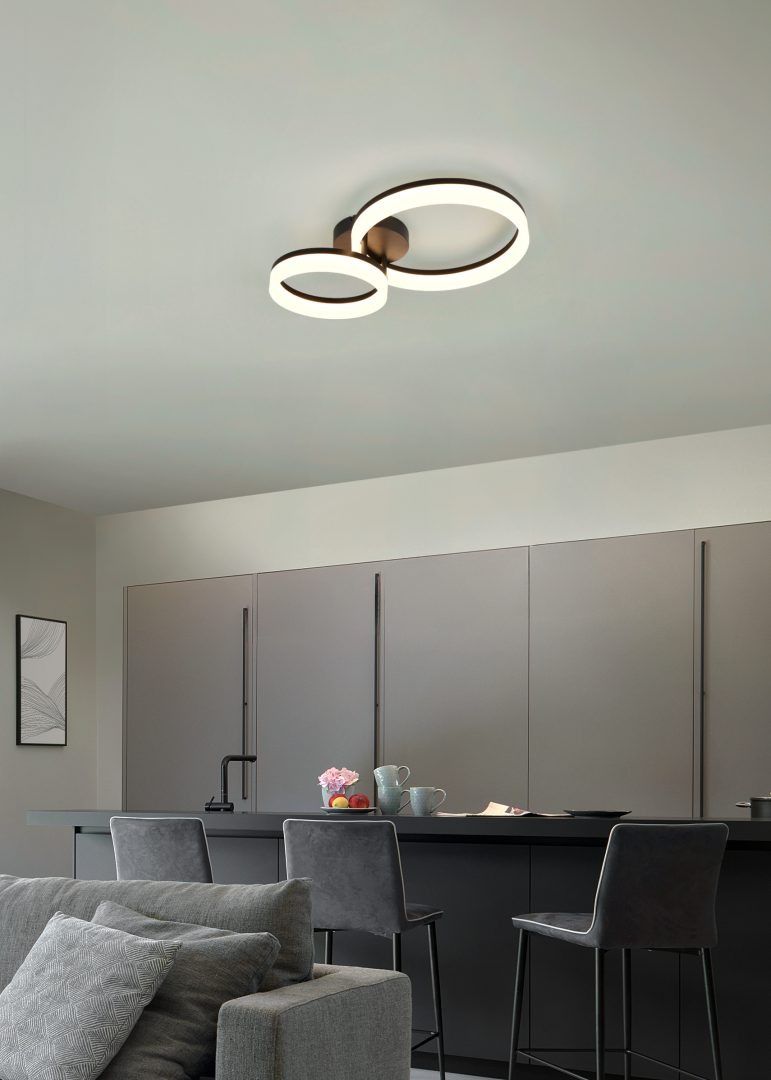 Lampa sufitowa Scope z dwoma okrągłymi źródłami LED o mocy 22W i barwie 3000K, w kolorze czarnym. Montowana na suficie, z eleganckim wykończeniem, w nowoczesnej kuchni z szarymi meblami i barem.