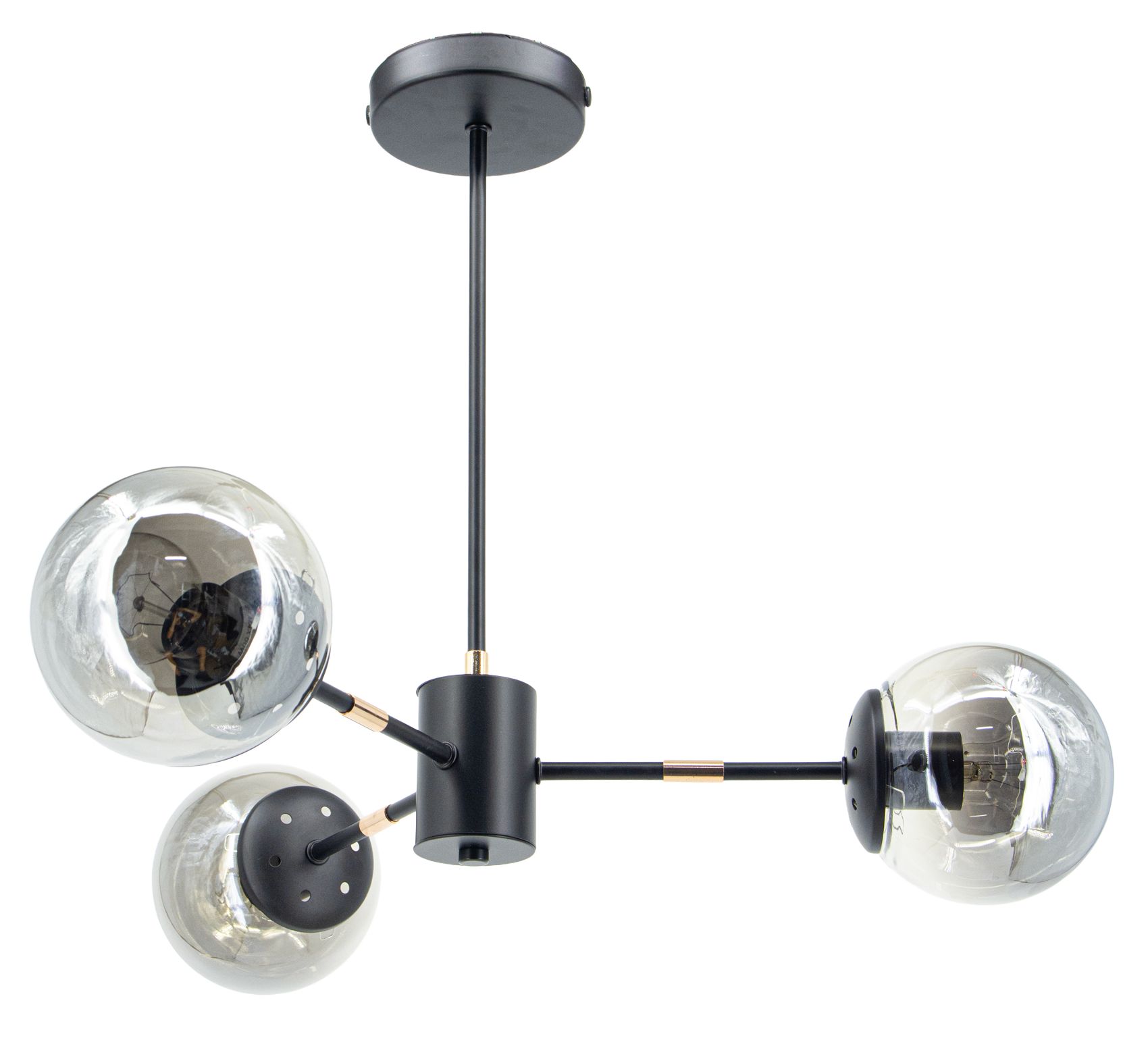 Lampa wisząca Gaja z trzema kulistymi kloszami, w kolorze czarnym i złotym. Klosze szklane, przezroczyste, osadzone na metalowej konstrukcji. Ujęcie z dołu, pokazujące detale połączeń i sposób montażu. Idealna do nowoczesnych wnętrz.