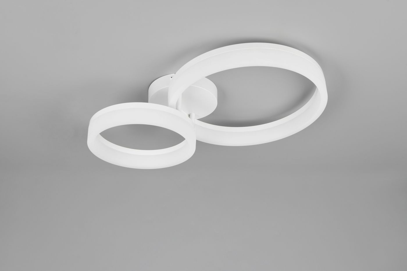 Lampa sufitowa Scope z dwoma okrągłymi oprawami LED, kolor biały. Ułożona na suficie, z widocznymi elementami montażowymi. Okręgi różnej wielkości, wykonane z materiału w matowym wykończeniu, emitujące światło o barwie 4000K.