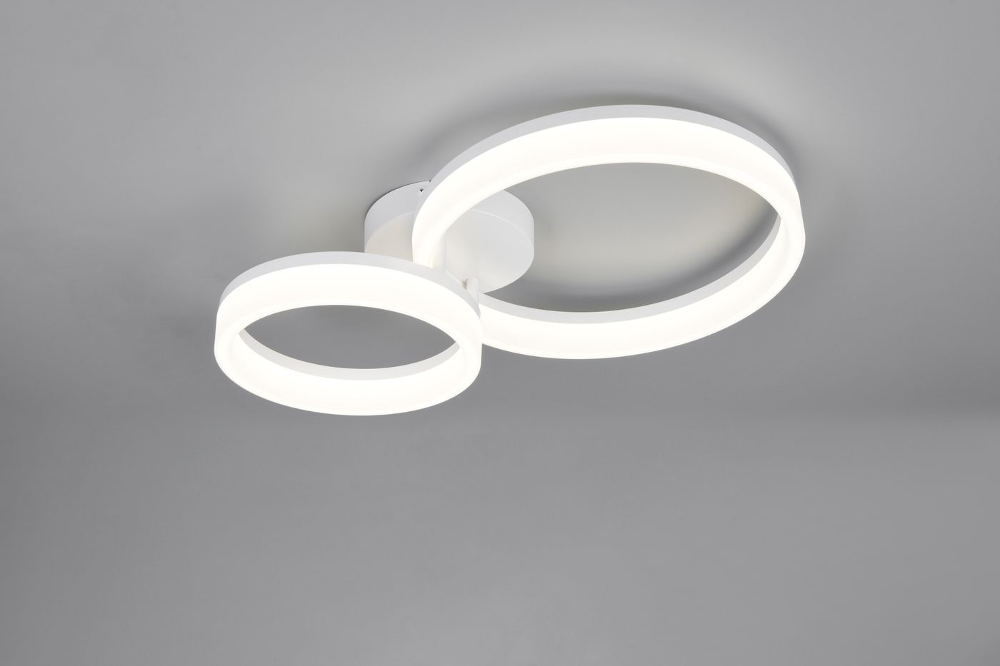 Lampa sufitowa Scope z dwoma okrągłymi źródłami światła LED, w kolorze białym. Wyposażona w dwa pierścienie o różnych średnicach, zamontowana na okrągłej podstawie. Oświetlenie o mocy 22W i temperaturze barwowej 4000K, idealna do nowoczesnych wnętrz.