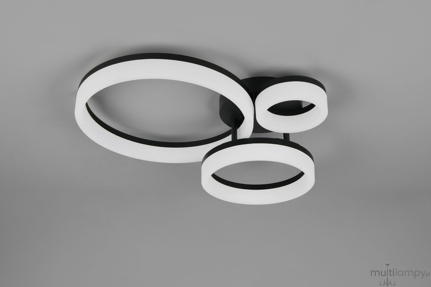 Lampa sufitowa Scope z trzema okrągłymi elementami LED, w kolorze czarnym, o matowej powierzchni. Widoczne są dwa różnej wielkości pierścienie z białego materiału, zamontowane na czarnej podstawie. Produkt umieszczony na szarym tle, w ujęciu frontalnym.