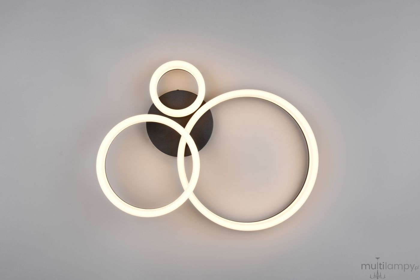 Lampa sufitowa Scope w kolorze czarnym z trzema okrągłymi elementami LED. Okręgi o różnej średnicy emitują ciepłe światło (3000K). Produkt zamontowany na okrągłej podstawie, z widocznymi detalami konstrukcyjnymi.