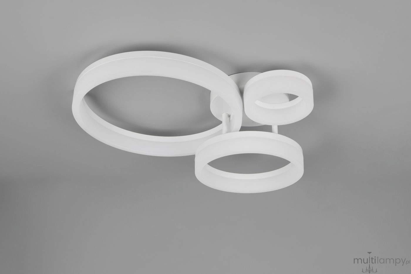 Biała lampa sufitowa Scope z trzema okrągłymi elementami LED, wykonana z matowego materiału. Ujęcie z góry, produkt zamontowany na szarym tle. Wymiary okręgów różnią się, tworząc nowoczesny design.