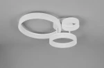 Biała lampa sufitowa Scope z trzema okrągłymi elementami LED, wykonana z matowego materiału. Ujęcie z góry, produkt zamontowany na szarym tle. Wymiary okręgów różnią się, tworząc nowoczesny design.