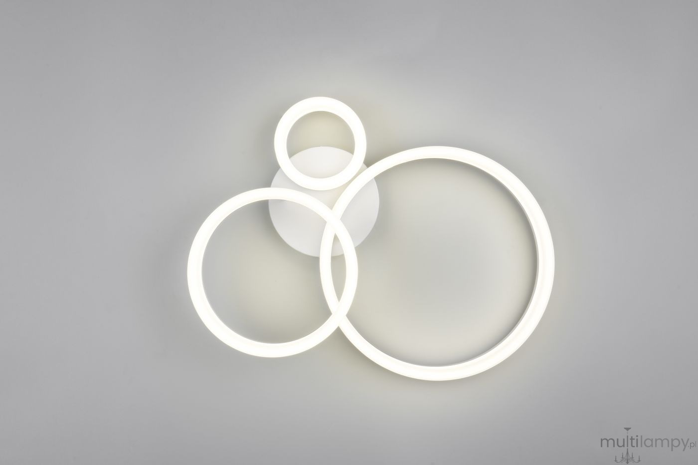 Lampa sufitowa Scope z trzema okręgami LED, biała, na jednolitym tle. Dwa większe okręgi otaczają mniejszy, wszystkie w subtelnym, matowym wykończeniu. Kąt ujęcia z góry, ukazujący nowoczesny design i rozmieszczenie źródeł światła.