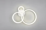 Lampa sufitowa Scope z trzema okręgami LED, biała, na jednolitym tle. Dwa większe okręgi otaczają mniejszy, wszystkie w subtelnym, matowym wykończeniu. Kąt ujęcia z góry, ukazujący nowoczesny design i rozmieszczenie źródeł światła.