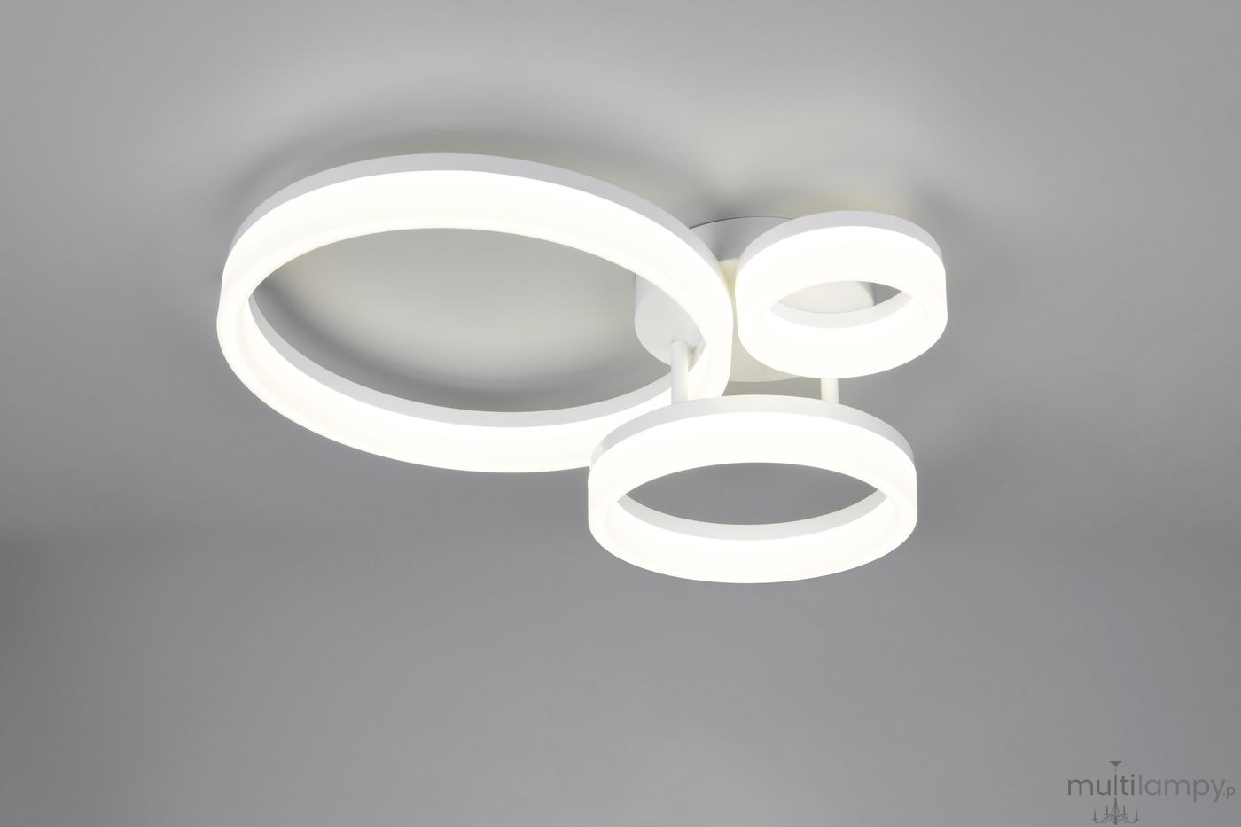 Lampa sufitowa Scope z trzema okręgami, w białym kolorze, wykonana z tworzywa. Ujęcie z góry, ukazujące dwa większe i jeden mniejszy pierścień. Oświetlenie LED 32W, barwa światła 4000K, montowana na suficie. Prosta, nowoczesna forma.