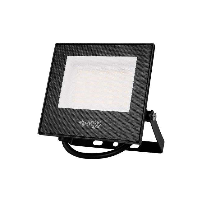 Naświetlacz LED halogen 30W z obudową w kolorze czarnym, kwadratowy kształt, z białym, płaskim panelem emitującym światło o jasności 2400 lumenów. Ustawiony na składanym stojaku, odporność na warunki atmosferyczne IP65.
