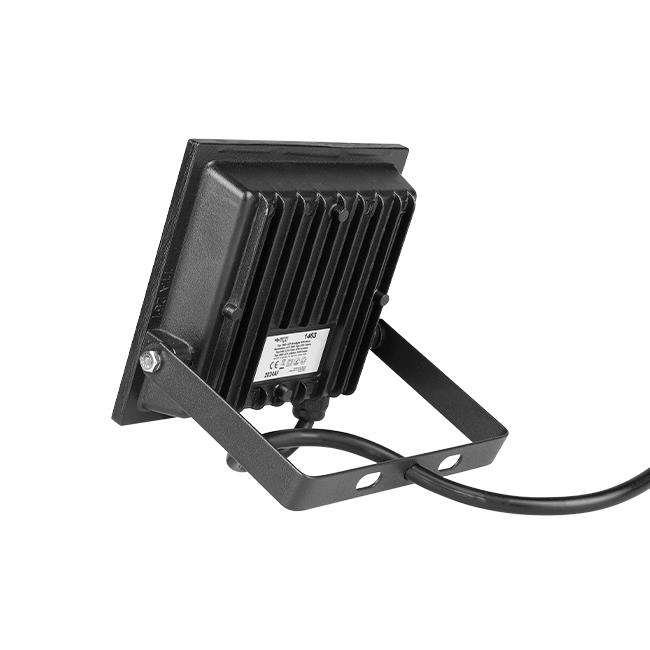 Naświetlacz LED halogen 30W, 2400 lm, IP65, z czarną, teksturowaną obudową i regulowanym uchwytem. Widok z tyłu, z widocznym przewodem zasilającym i etykietą na obudowie. Idealny do oświetlenia zewnętrznego.