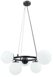 Lampa wisząca Amaro w kolorze czarnym, z pięcioma oprawami na żarówki E14. Okrągła konstrukcja z metalowym stelażem, zawieszona na cienkich linkach. Każda oprawa osłonięta białymi, szklanymi kulami. Idealna do nowoczesnych wnętrz.