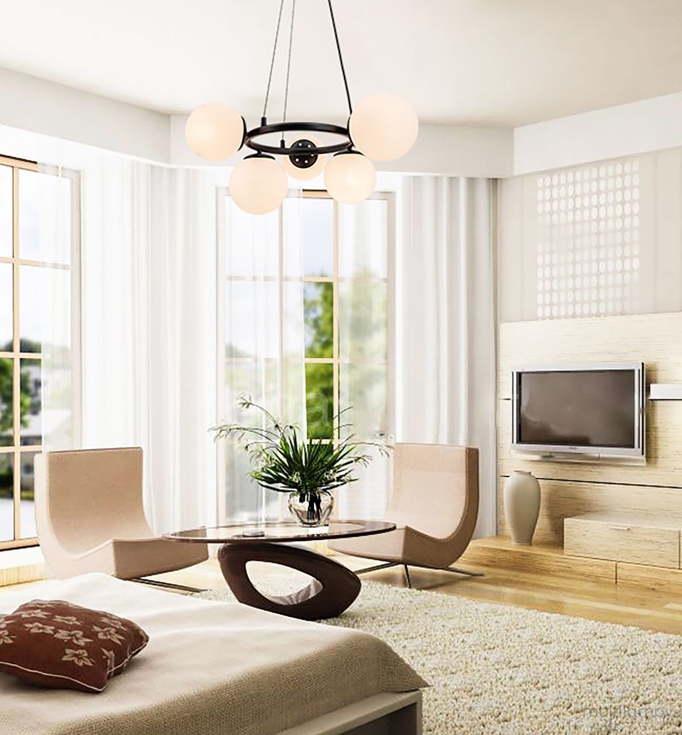 Lampa wisząca Amaro 5xE14 w czarnej oprawie, z pięcioma okrągłymi kloszami w kolorze białym. Zawieszona w salonie, nad okrągłym stołem. Otoczenie jasne, z dużymi oknami, roślinnością i nowoczesnymi meblami.