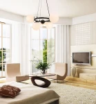 Lampa wisząca Amaro 5xE14 w czarnej oprawie, z pięcioma okrągłymi kloszami w kolorze białym. Zawieszona w salonie, nad okrągłym stołem. Otoczenie jasne, z dużymi oknami, roślinnością i nowoczesnymi meblami.