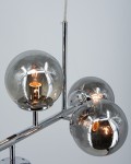 Lampa wisząca Paco z sześcioma źródłami światła E14, chromowana, z okrągłymi, lustrzanymi kloszami. Produkt zawieszony na cienkim kablu, z widocznymi detalami mocowania. Tło proste, jasne.