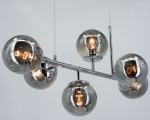 Lampa wisząca Paco z sześcioma kulistymi kloszami w kolorze chromu, w których znajdują się żarówki E14. Elementy metalowe błyszczące, z delikatnym odbiciem światła. Ujęcie z góry, wisząca konstrukcja.