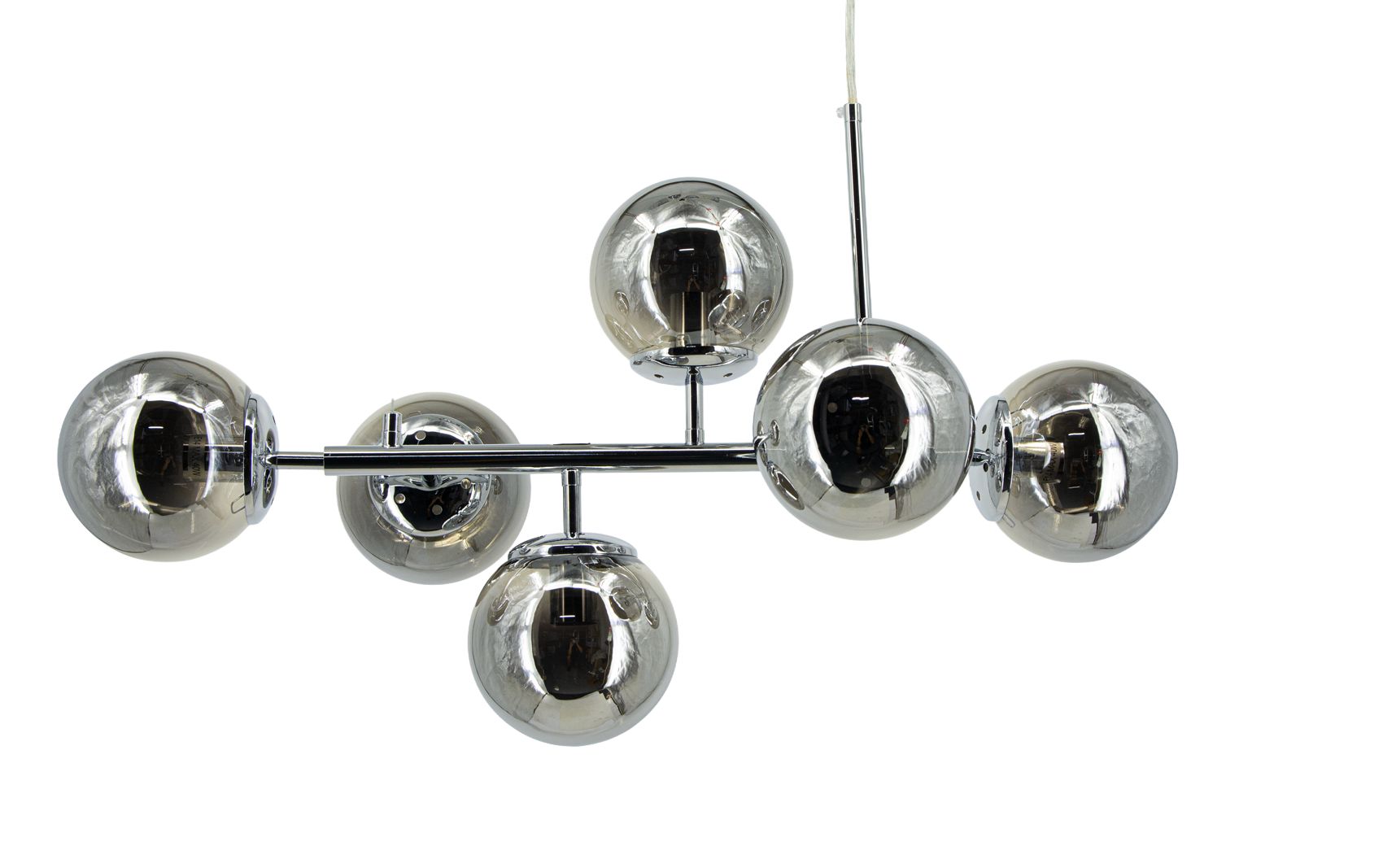 Lampa wisząca Paco z sześcioma żarówkami E14 w chromowanej obudowie. Okrągłe, lustrzane klosze rozmieszczone na metalowej ramie. Ujęcie frontalne, zawieszona na cienkim przewodzie, z eleganckim, nowoczesnym designem.