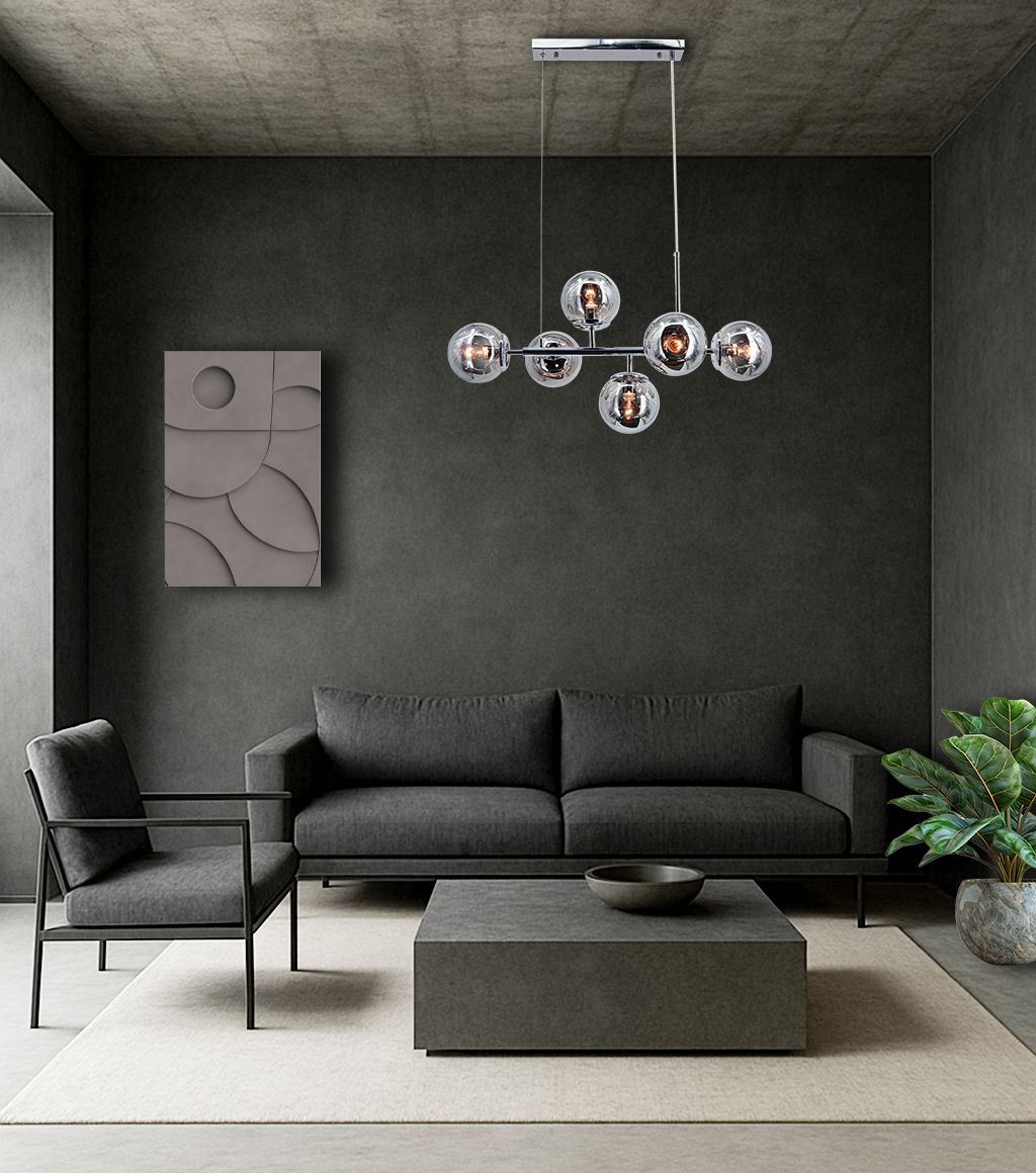 Lampa wisząca Paco 6xE14 w chromowanej obudowie, złożona z sześciu szklanych kloszy. Zawieszona na cienkich linkach, umieszczona w nowoczesnym wnętrzu z szaro-czarnymi tonacjami. W tle widoczna minimalistyczna dekoracja ścienna.