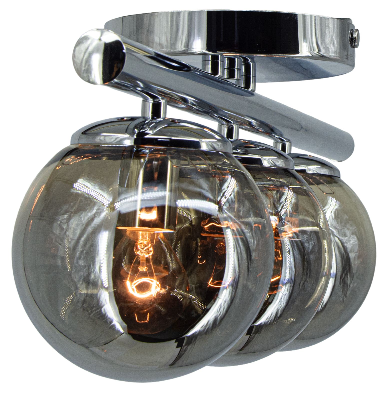 Lampa sufitowa Argo 3xE14 w chromowanej obudowie. Trzy szklane klosze w kolorze dymnym, podkreślają ciepłe światło żarówek. Ujęcie z boku, z widocznym metalowym mocowaniem. Idealna do nowoczesnych wnętrz.