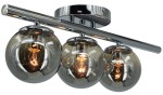 Lampa sufitowa Argo z trzema kulistymi kloszami w kolorze szarym, wykonana z chromowanego metalu. Ujęcie frontalne, wisząca konstrukcja na okrągłej podstawie. Widoczne żarówki E14, emitujące ciepłe światło. Błyszcząca powierzchnia, nowoczesny design.