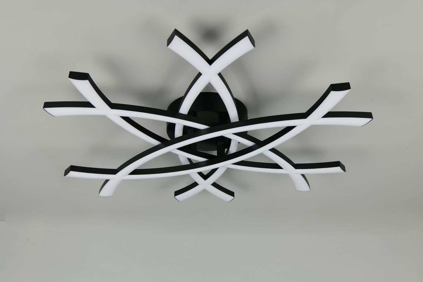 Pollock lampa sufitowa 1xLED 33W w kolorze czarnym z białymi, zagiętymi elementami. Ujęcie z góry, pokazujące nowoczesny design z wieloma akcentami świetlnymi. Lampa zamontowana na suficie, idealna do nowoczesnych wnętrz.