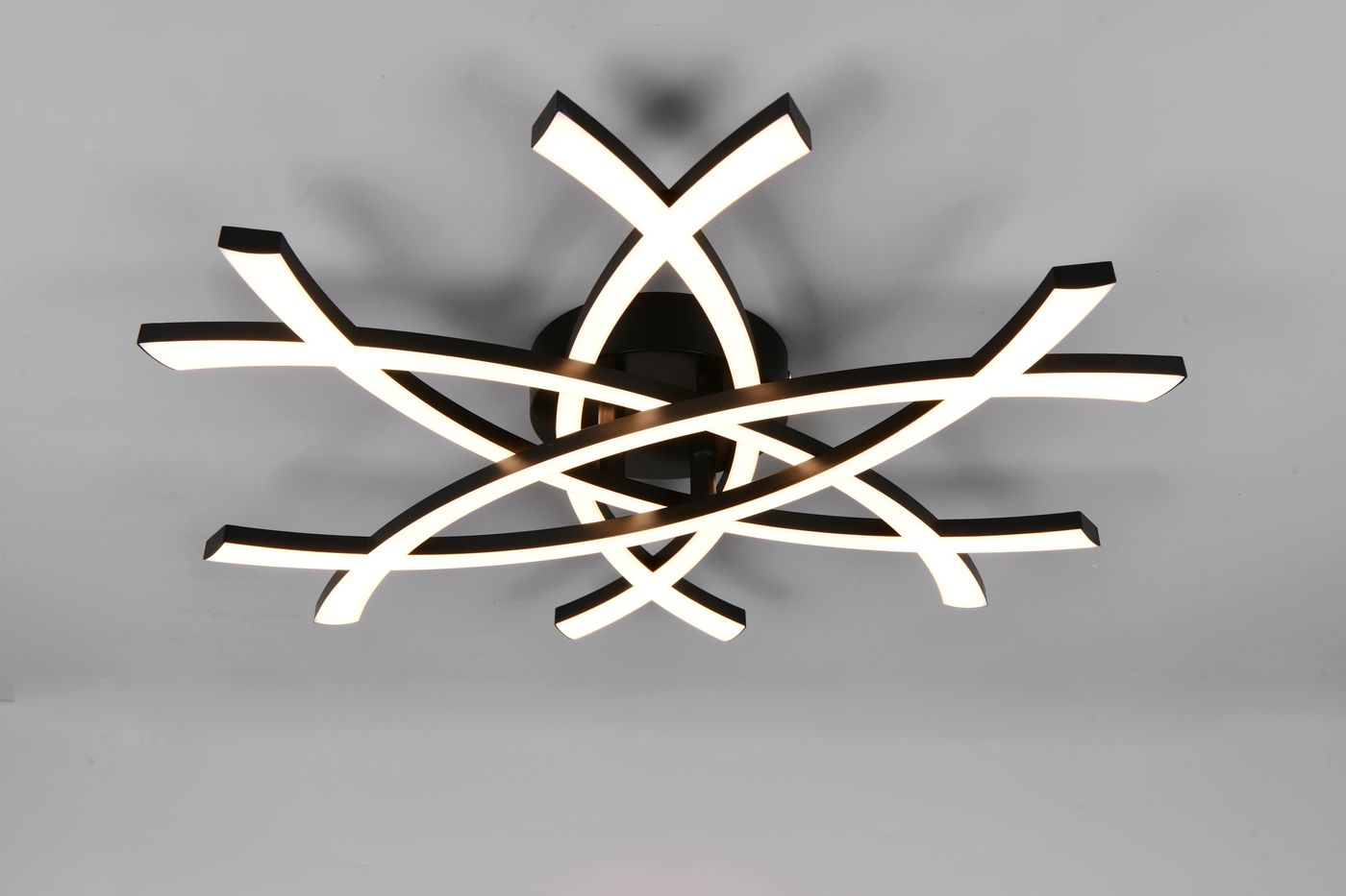 Czarna lampa sufitowa Pollock z jednym źródłem LED 33W, o nowoczesnym, geometrycznym kształcie. Składa się z elastycznych, podświetlonych ramion, które tworzą efektowną kompozycję. Montowana na suficie, widok z góry.