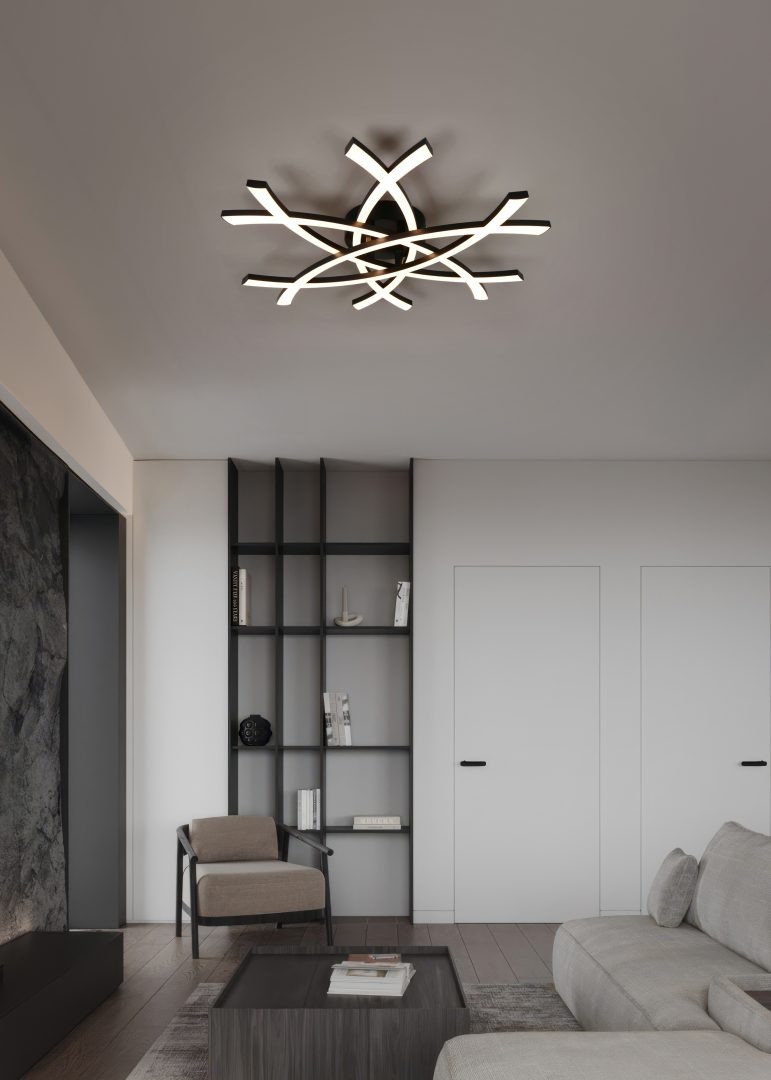 Lampa sufitowa Pollock w kolorze czarnym z jedną diodą LED 33W, o nowoczesnym designie z wyrazistymi, asymetrycznymi liniami. Zawieszona na suficie, otoczona jasnym tłem, w eleganckim wnętrzu z regałem i sofą.