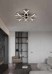 Lampa sufitowa Pollock w kolorze czarnym z jedną diodą LED 33W, o nowoczesnym designie z wyrazistymi, asymetrycznymi liniami. Zawieszona na suficie, otoczona jasnym tłem, w eleganckim wnętrzu z regałem i sofą.