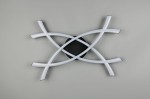 Czarna lampa sufitowa Pollock z LED 33W, z białymi, zakrzywionymi elementami tworzącymi dynamiczny wzór, umieszczona na okrągłej podstawie. Ujęcie z góry, na jednolitym tle.