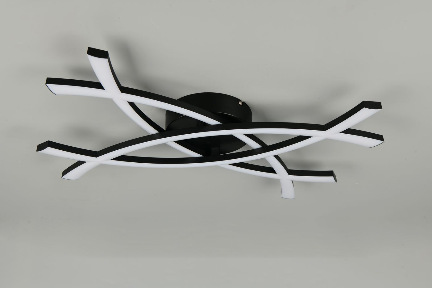 Pollock lampa sufitowa z czarnym metalowym stelażem i białymi, elastycznymi ramionami LED, w kształcie fal. Ujęcie z góry, pokazujące nowoczesny design i unikalny kształt. Idealna do nowoczesnych wnętrz.