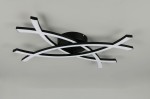 Pollock lampa sufitowa z czarnym metalowym stelażem i białymi, elastycznymi ramionami LED, w kształcie fal. Ujęcie z góry, pokazujące nowoczesny design i unikalny kształt. Idealna do nowoczesnych wnętrz.