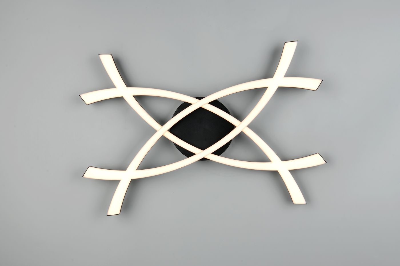 Pollock lampa sufitowa 1xLED 33W w kolorze czarnym z unikalnym, nowoczesnym wzorem. Składa się z kilku zaokrąglonych, białych elementów świetlnych, które krzyżują się w centralnym, okrągłym, czarnym mocowaniu. Montowana sufitowo.