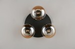 Lampa sufitowa Divina z trzema kloszami E14 w kolorze bursztynowym i czarną podstawą. Klosze mają zaokrąglony kształt, są metaliczne i połyskujące, zamontowane na okrągłej, matowej podstawie. Ujęcie z góry.