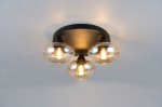 Lampa sufitowa Divina z trzema oprawami E14, w czarnej obudowie, z bursztynowymi kloszami. Ujęcie z dołu, pokazujące wszystkie trzy żarówki. Wykończenie metalowe, z eleganckimi, okrągłymi kloszami.