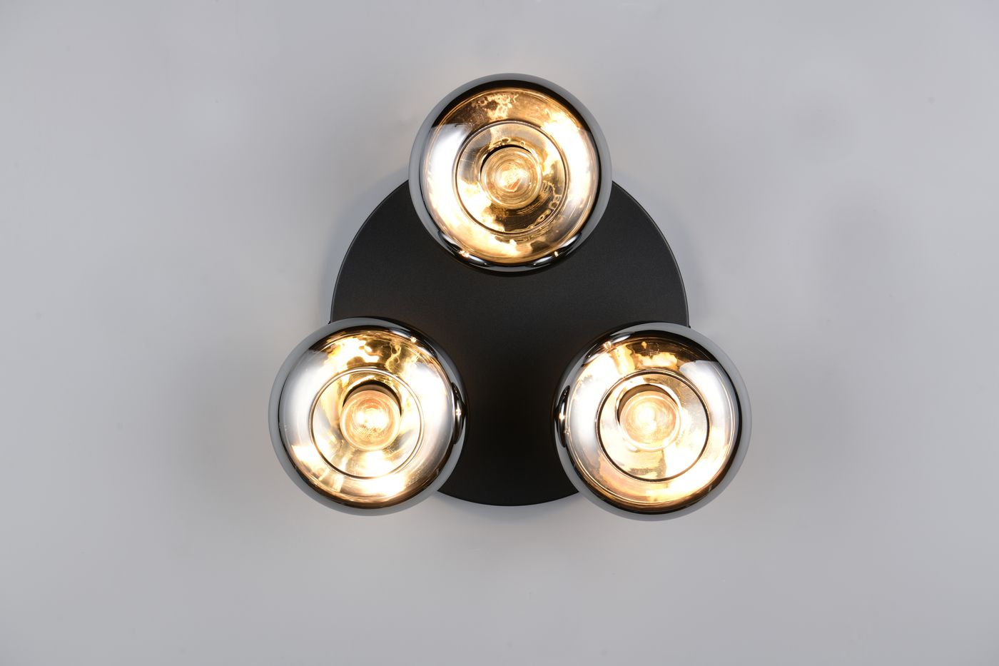 Lampa sufitowa Divina z trzema źródłami światła E14, czarna podstawa z przydymionymi kloszami. Ujęcie z góry, ukazujące okrągłą podstawę oraz błyszczące, metaliczne detale kloszy. Idealna do nowoczesnych wnętrz.