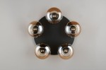 Lampa sufitowa Divina z pięcioma kloszami E14 w kolorze bursztynowym, zamontowana na okrągłej, czarnej podstawie. Klosze mają metaliczny połysk, a lampa jest widoczna z góry, ukazując jej symetryczny układ.