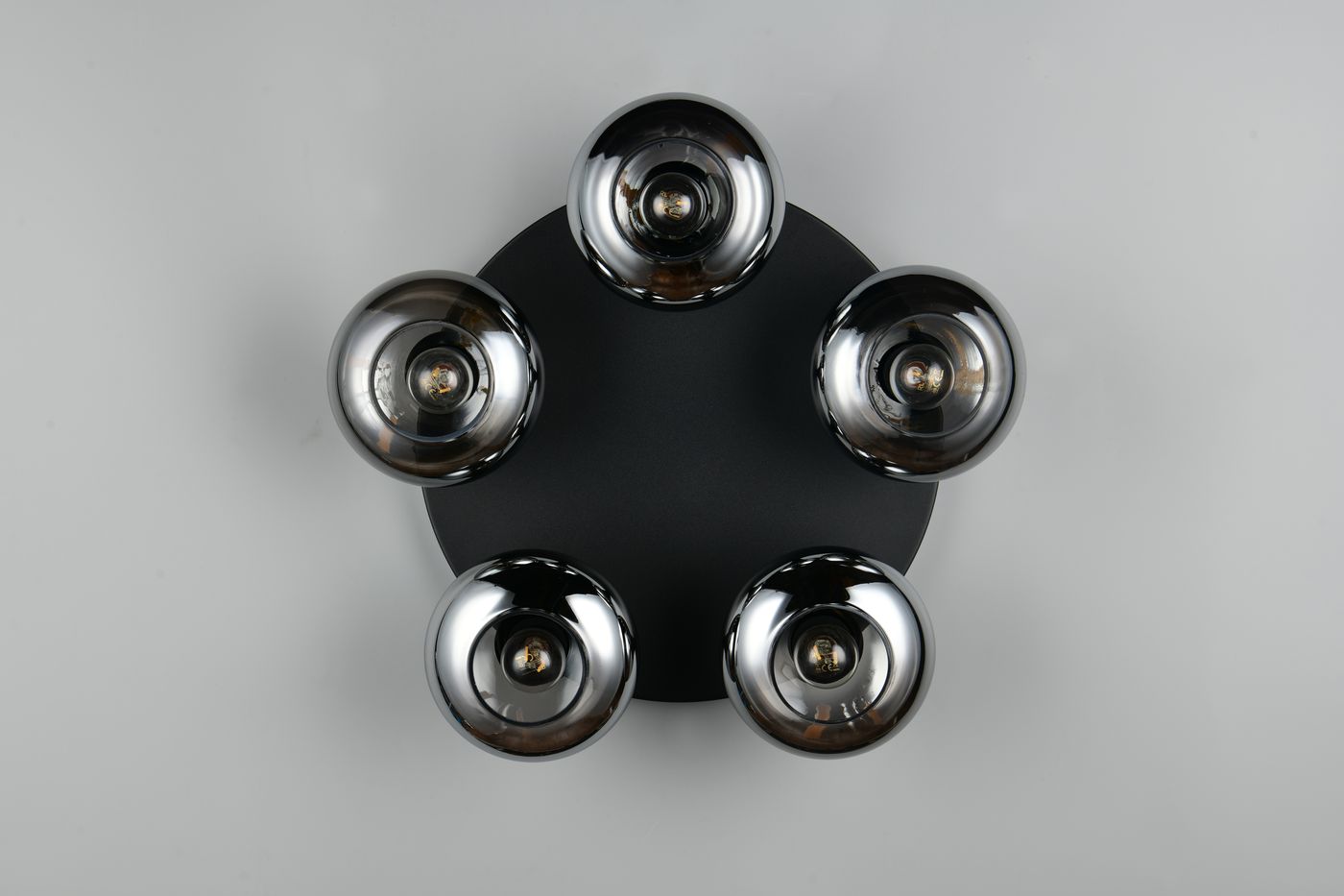 Lampa sufitowa Divina z pięcioma kloszami E14 w kolorze czarnym i przydymionym, umieszczona na okrągłej podstawie. Klosze mają błyszczące wykończenie, a całość jest widoczna z góry. Wymiary i detale montażowe nie są określone.