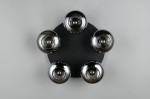 Lampa sufitowa Divina z pięcioma kloszami E14 w kolorze czarnym i przydymionym, umieszczona na okrągłej podstawie. Klosze mają błyszczące wykończenie, a całość jest widoczna z góry. Wymiary i detale montażowe nie są określone.