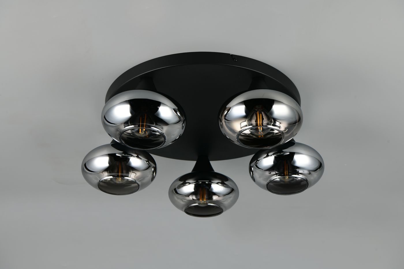 Czarna lampa sufitowa Divina z pięcioma kloszami w kształcie kul, wykonana z metalu, z wykończeniem w kolorze chromu. Ujęcie z dołu, montowana na suficie, z widocznymi żarówkami E14. Prosty, nowoczesny design, idealna do wnętrz.