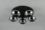 Czarna lampa sufitowa Divina z pięcioma kloszami w kształcie kul, wykonana z metalu, z wykończeniem w kolorze chromu. Ujęcie z dołu, montowana na suficie, z widocznymi żarówkami E14. Prosty, nowoczesny design, idealna do wnętrz.