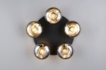 Czarna lampa sufitowa Divina z pięcioma oprawami E14, umieszczona na okrągłej, matowej podstawie. Klosze w przydymionym kolorze z metalicznym wykończeniem, skierowane w różne strony, emitują ciepłe światło. Ujęcie z góry.